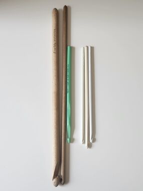 Vintage Crochet Hook Lot of 6 Mixed Brands Susan Bates Boye Oxford House.
